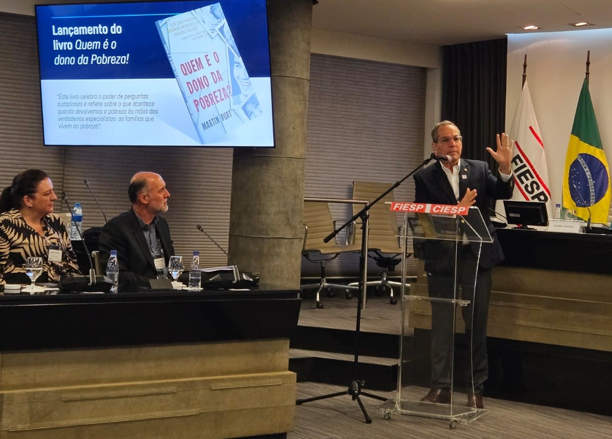 Martín Burt presentó en São Paulo, Brasil, la versión en portugués de su libro “¿Quién es dueño de la pobreza?”