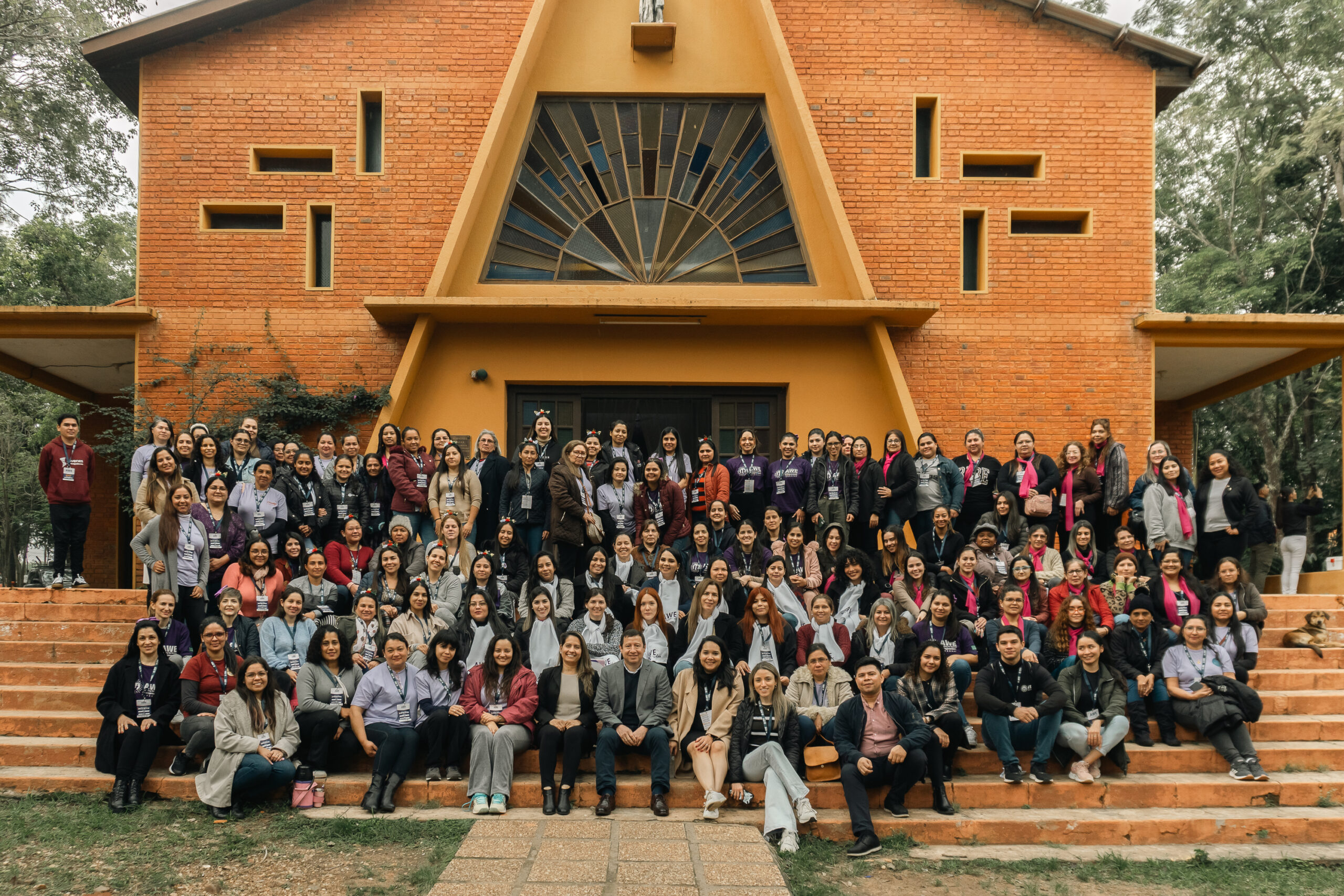 La Academia de Mujeres Emprendedoras (AWE) capacitó a 150 participantes para convertir sus proyectos en empresas exitosas